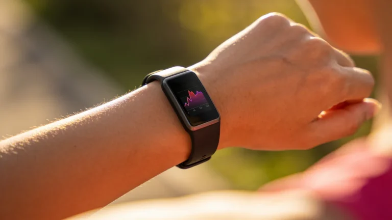 Xiaomi Smart Band 10 en la muneca durante entrenamiento mostrando frecuencia cardiaca
