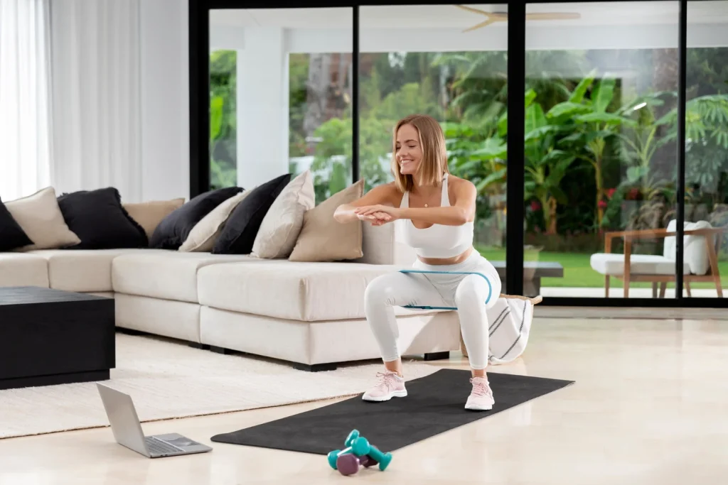 Rutina de ejercicios para glúteos en casa ejecutando movimientos controlados