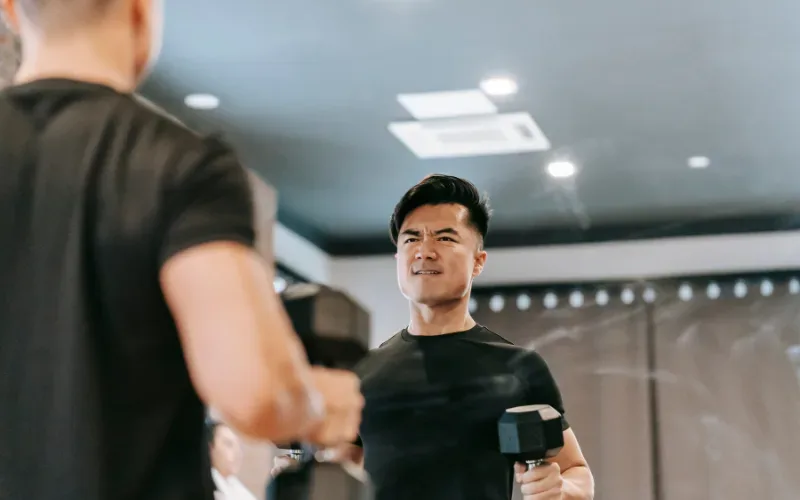 Caminata del granjero, un ejercicio para fortalecer músculos