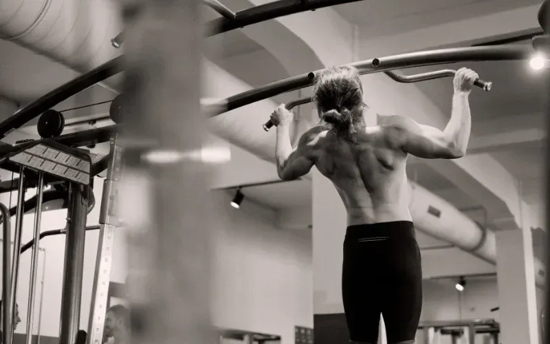 Ejercicios para entrenar espalda al completo en el gimnasio