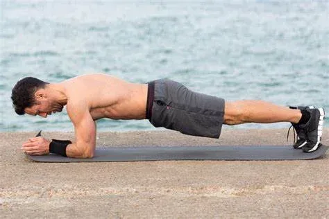 7 ejercicios sin material: Entrena en la playa, parque o piscina Plancha