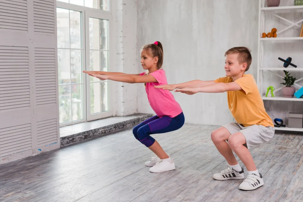 Ejercicios para niños haciendo calentamiento
