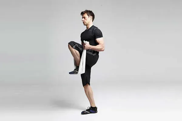 Ejercicios para bíceps y ganar masa muscular sin material Curl de bíceps excéntrico con una toalla - Ejercicios para bíceps y ganar masa muscular sin material