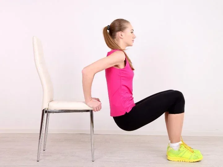 Ejercicios para bíceps y ganar masa muscular sin material Curls de Bíceps Isométricos con Silla