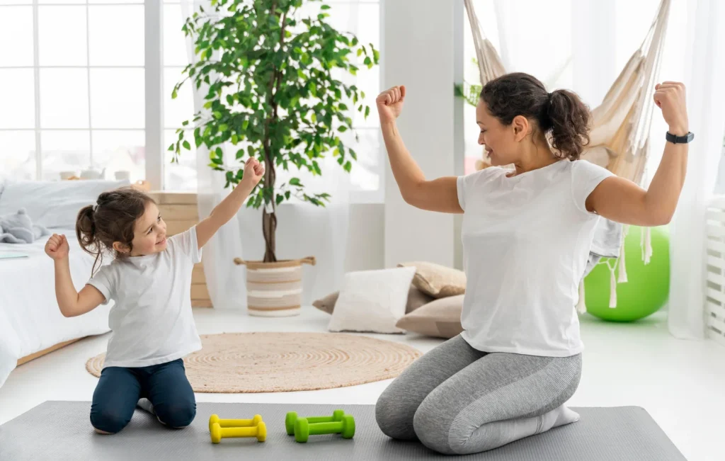 Ejercicios para niños divirtiéndose con su familia