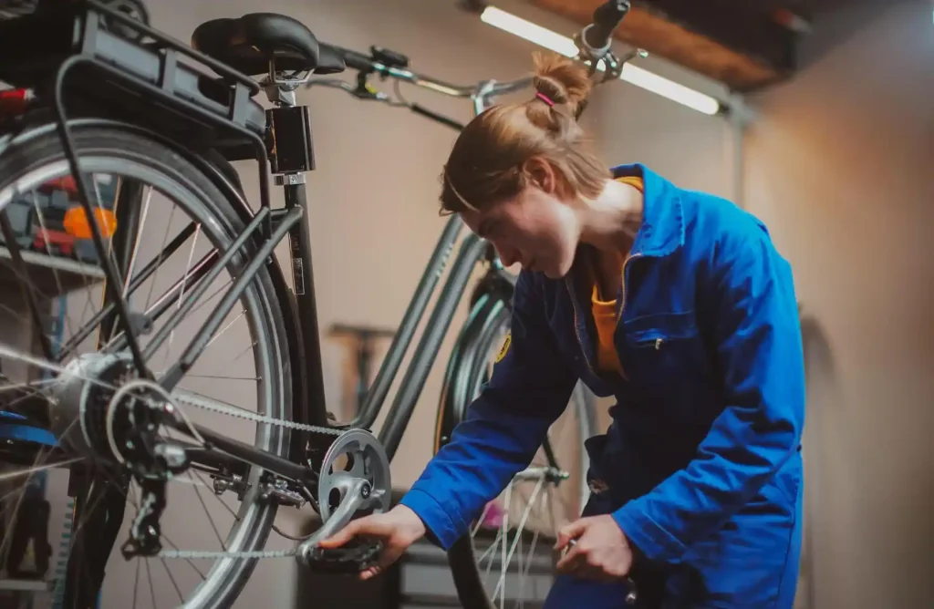Proceso detallado para reparar bicicletas eléctricas en casa.