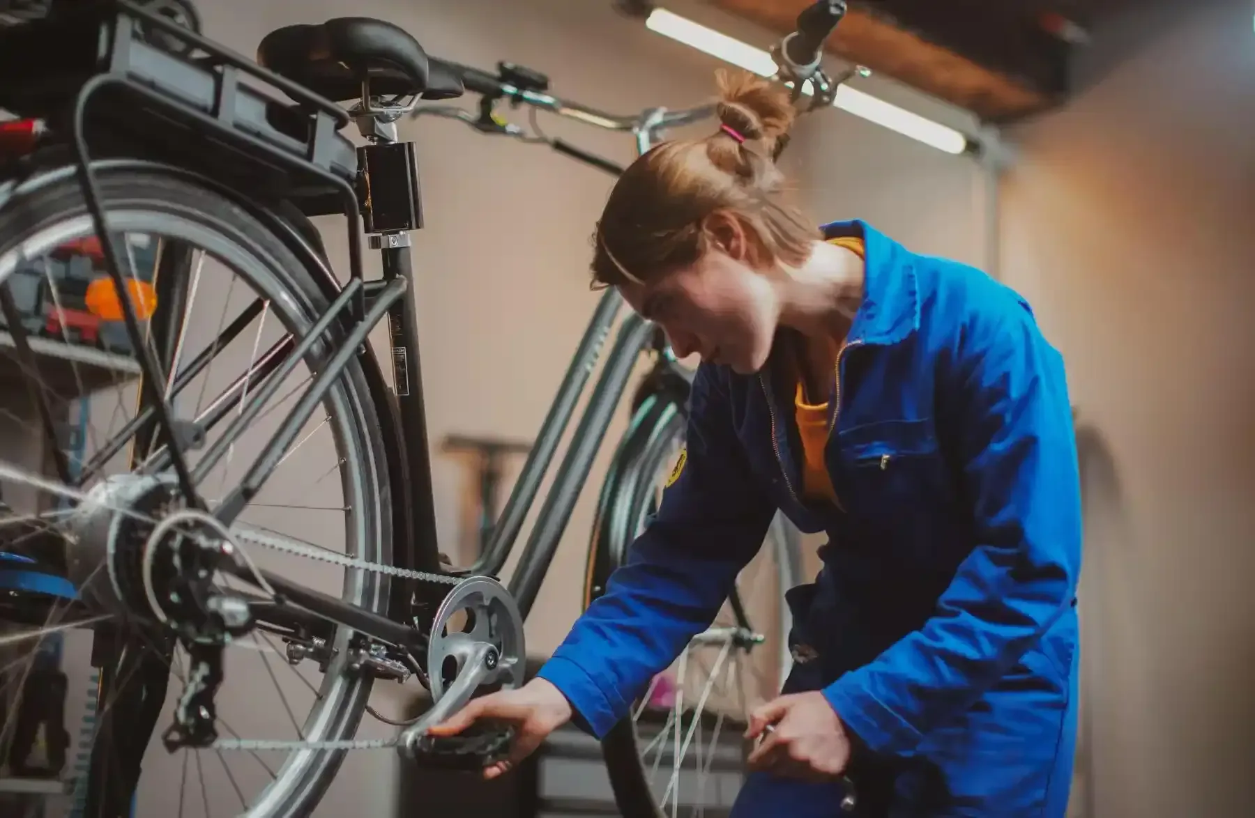Proceso detallado para reparar bicicletas eléctricas en casa.