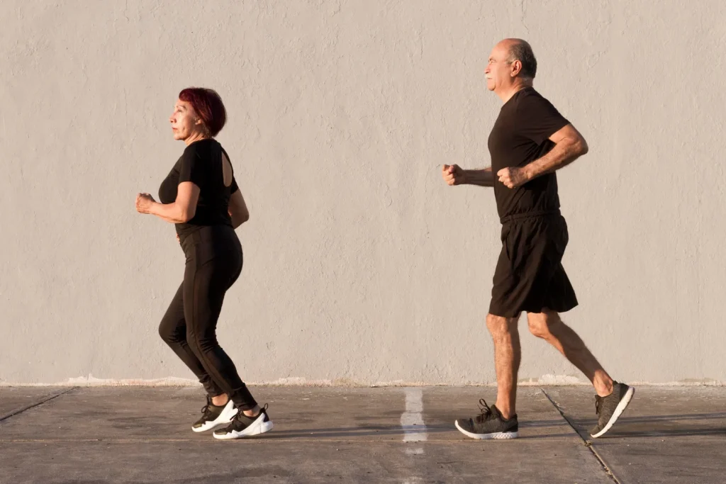 Caminar para quemar calorías: cómo lograrlo y sus beneficios Caminar para quemar calorías y mantener un estilo de vida activo