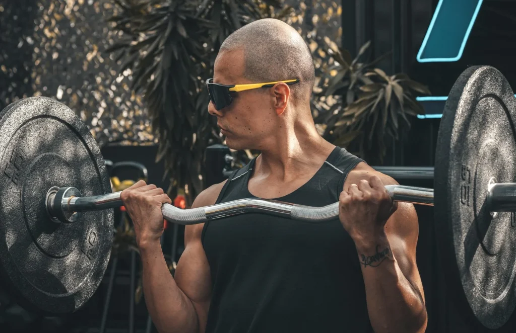 El mejor ejercicio para ganar masa muscular en bíceps, según la ciencia