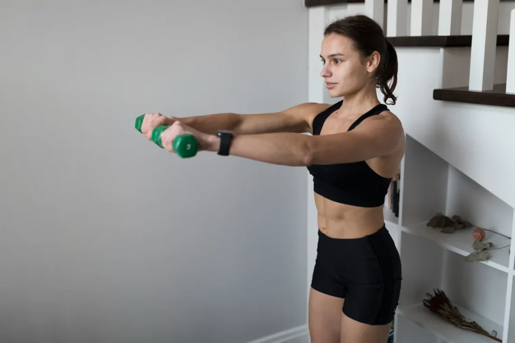 Los peores y mejores ejercicios para hombros: Elevaciones frontales