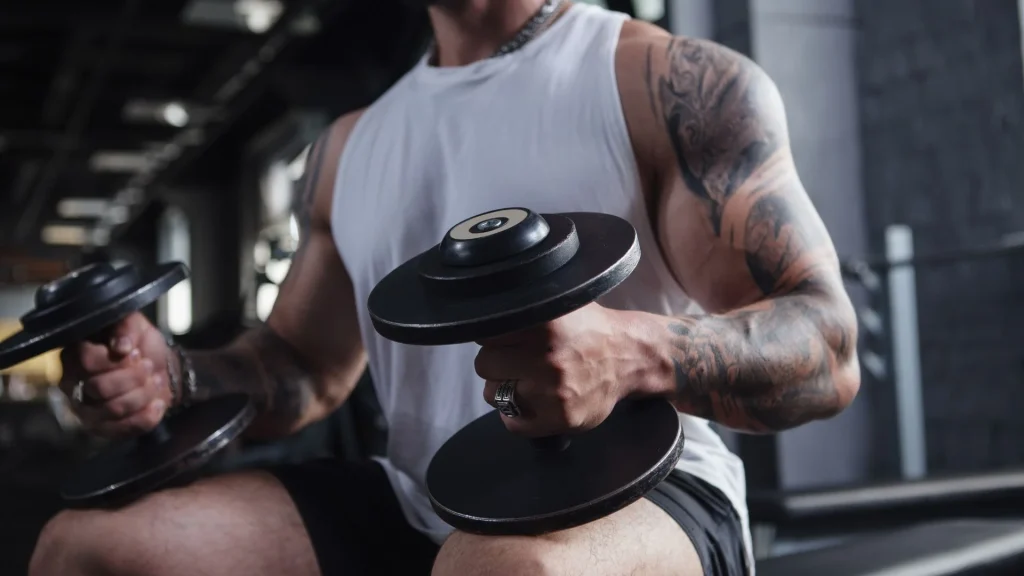 Optimiza tu rutina con cargas bajas para ganar masa muscular