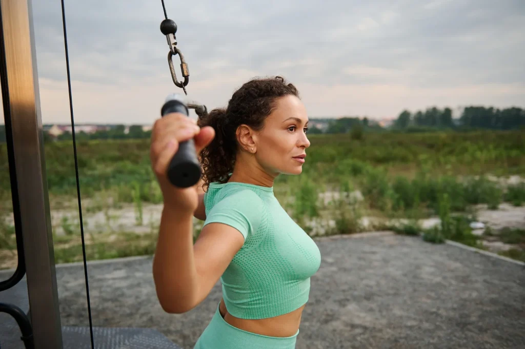 Potencia tus hombros con estos ejercicios para hacer crecer los deltoides Consigue Hombros Fuertes al Hacer Crecer los Deltoides