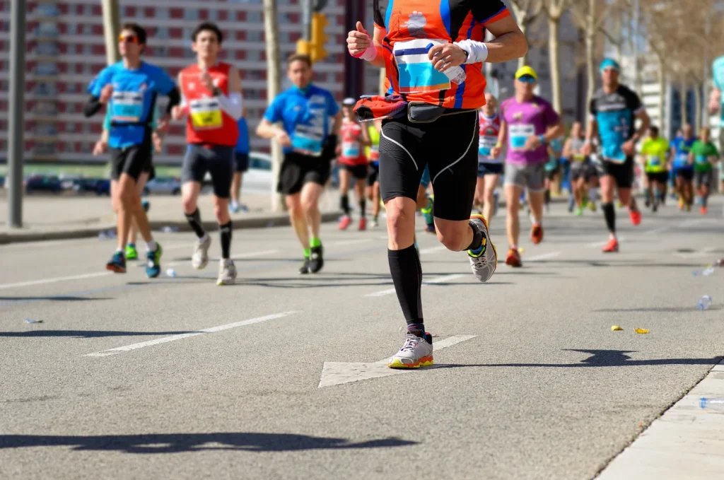Carrera de 10 kilómetros entrenando en una pista profesional
