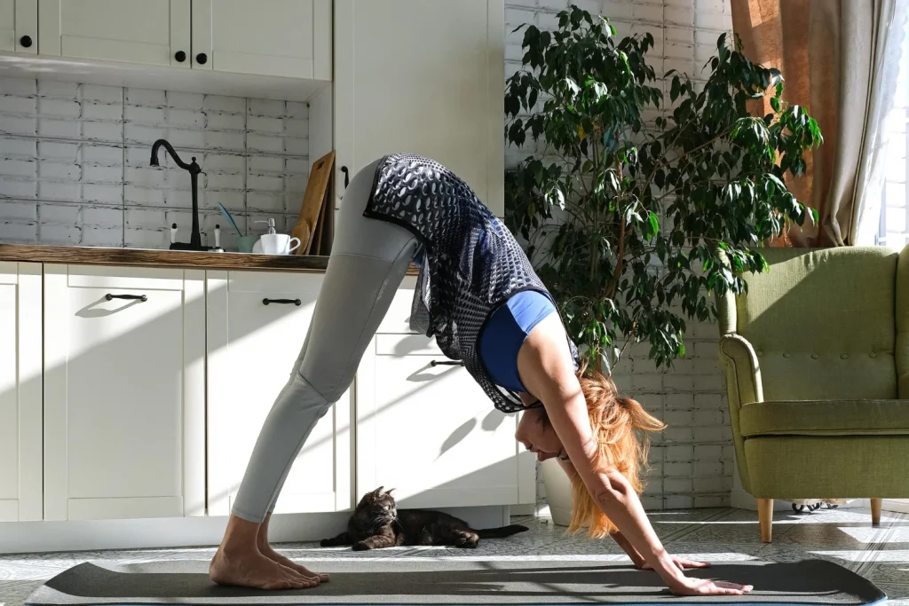 Ejercicios de yoga para mejorar la postura estirando la espalda