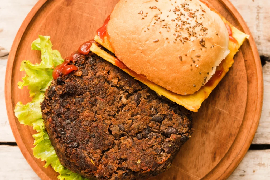 Receta de hamburguesas vegetarianas disfrutando de un plato saludable