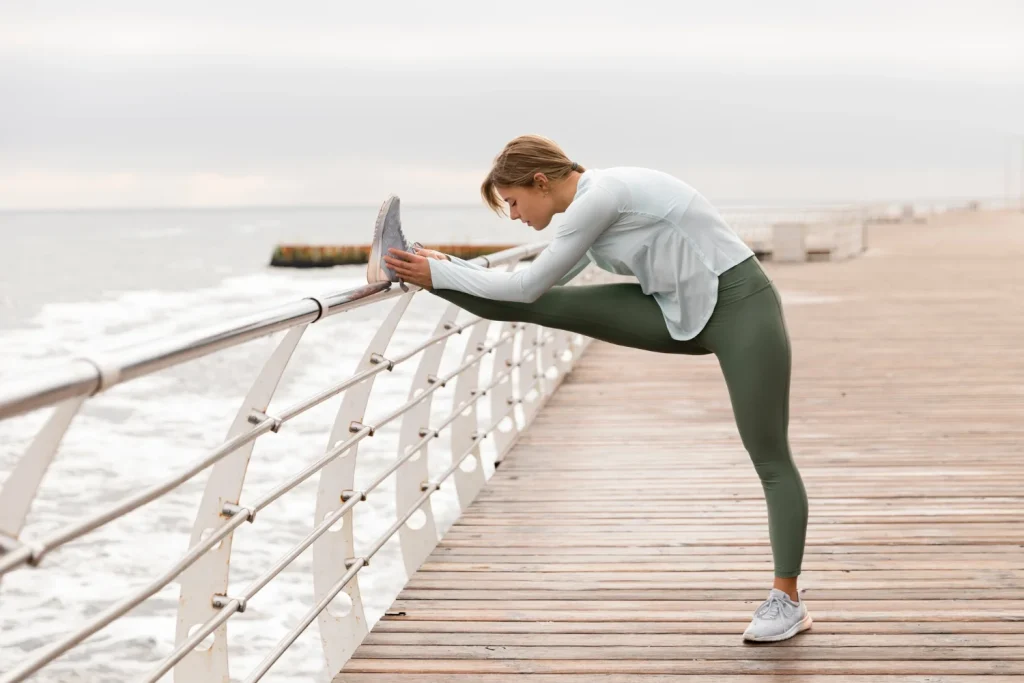 Descubre los mejores ejercicios para mejorar la flexibilidad de las piernas Ejercicios para mejorar la flexibilidad de las piernas calentando antes del entrenamiento