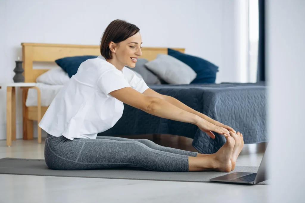 Descubre los mejores ejercicios para mejorar la flexibilidad de las piernas Ejercicios para mejorar la flexibilidad de las piernas practicando yoga