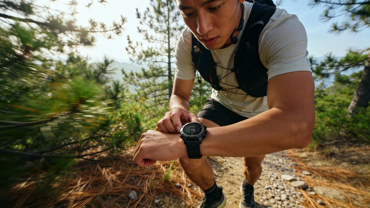 Polar Grit X2 Pro: análisis del reloj deportivo GPS outdoor (2026) Corredor de montaña comprobando los datos del Polar Grit X2 Pro durante un entrenamiento de trail running
