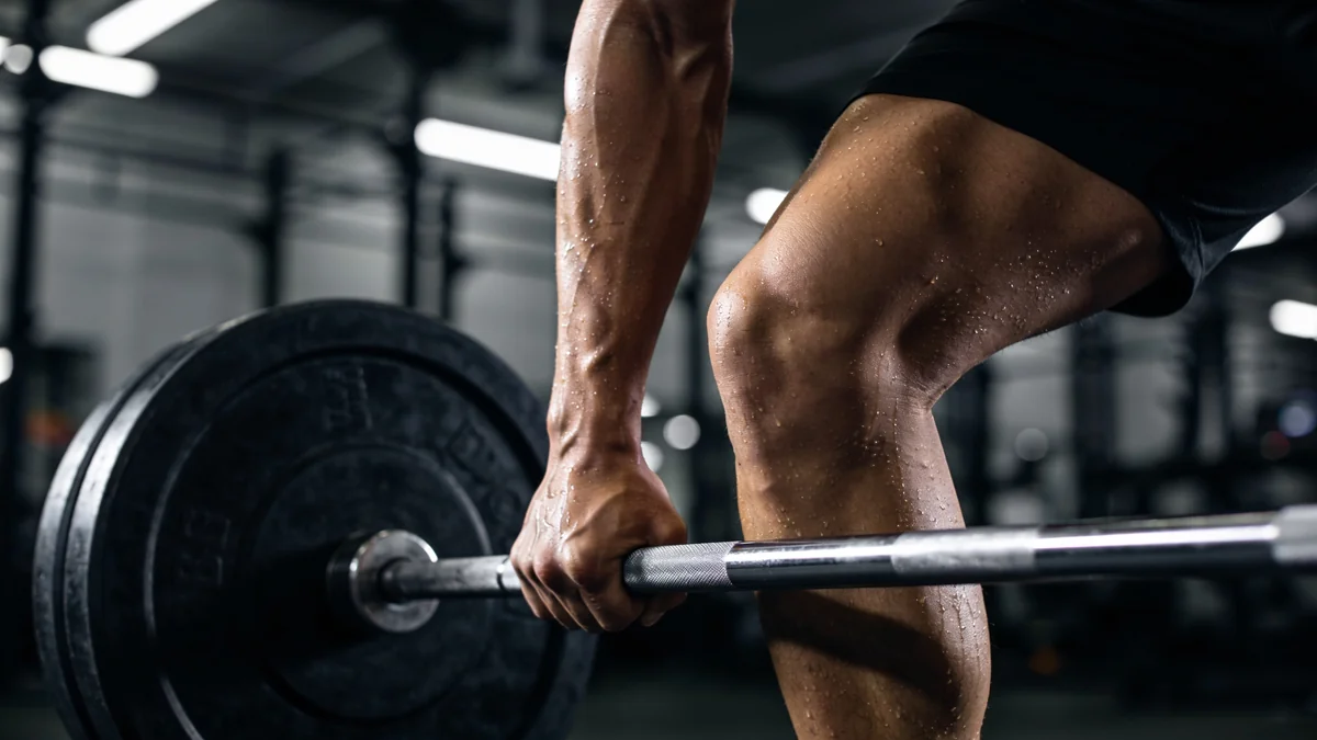 Reparación muscular tras un entrenamiento de fuerza intenso en el gimnasio