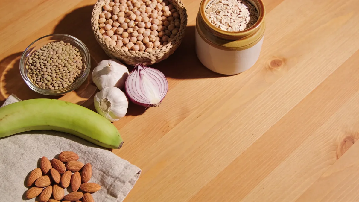 Alimentos ricos en fibra que alimentan la bacteria intestinal ligada a la fuerza muscular