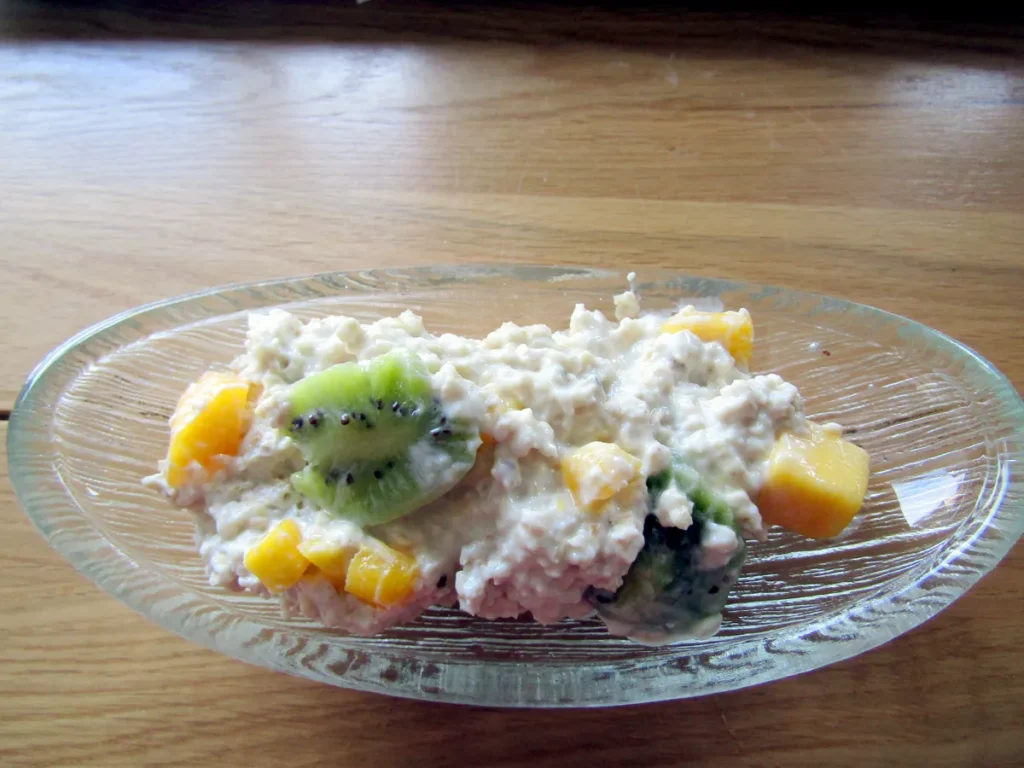 Fotografía de referencia de overnight oats con fruta