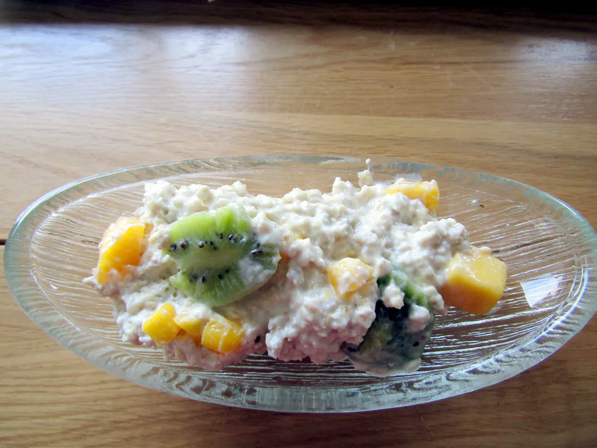 Fotografía de referencia de overnight oats con fruta