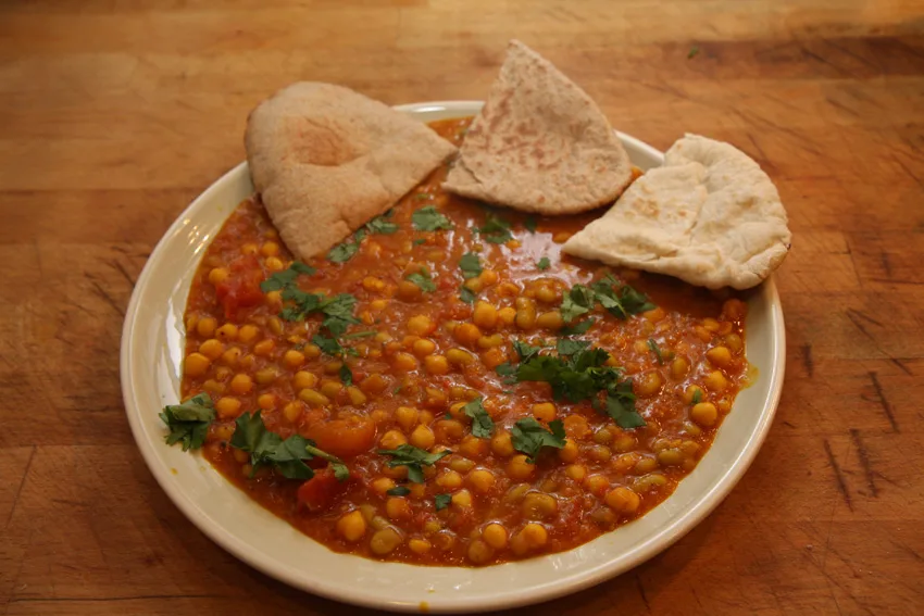 Curry de lentejas rojas servido en plato, referencia visual de la receta