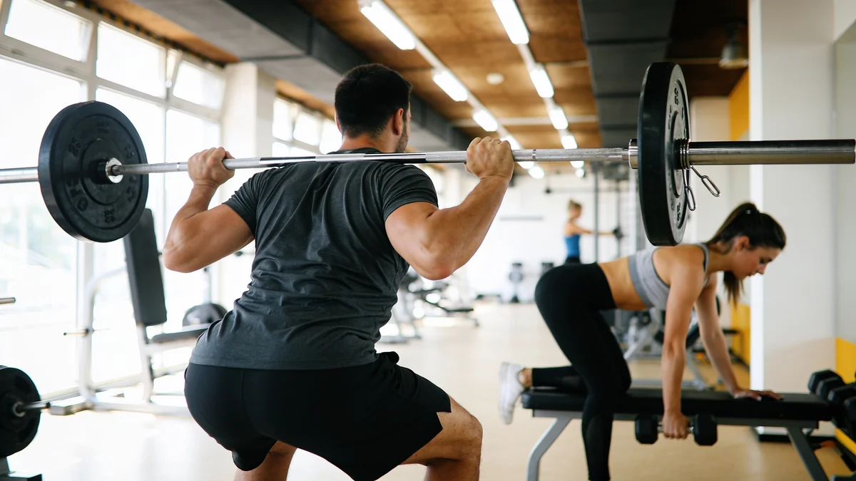 Rutina full body en el gimnasio con sentadilla con barra y remo