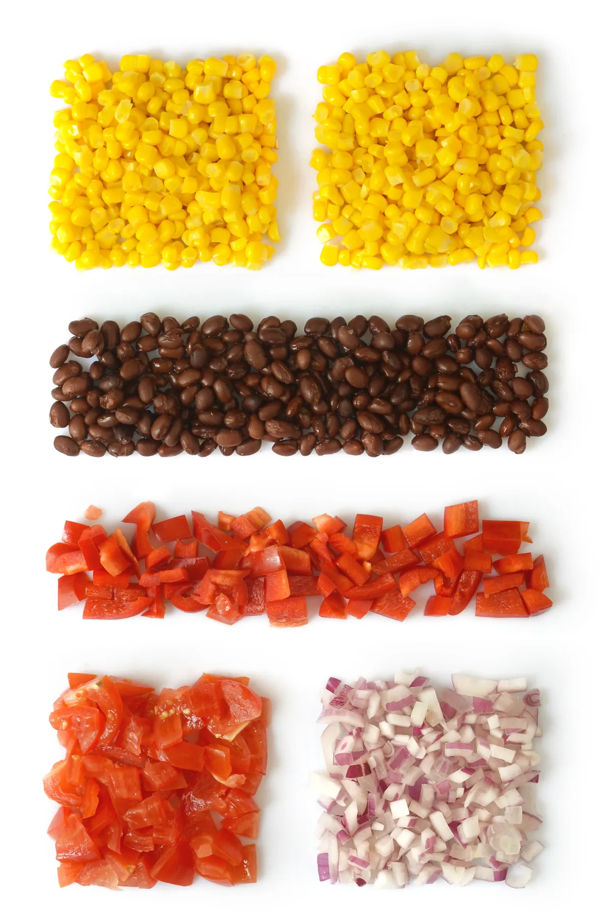 Ingredientes de chili de alubias negras con maíz y verduras