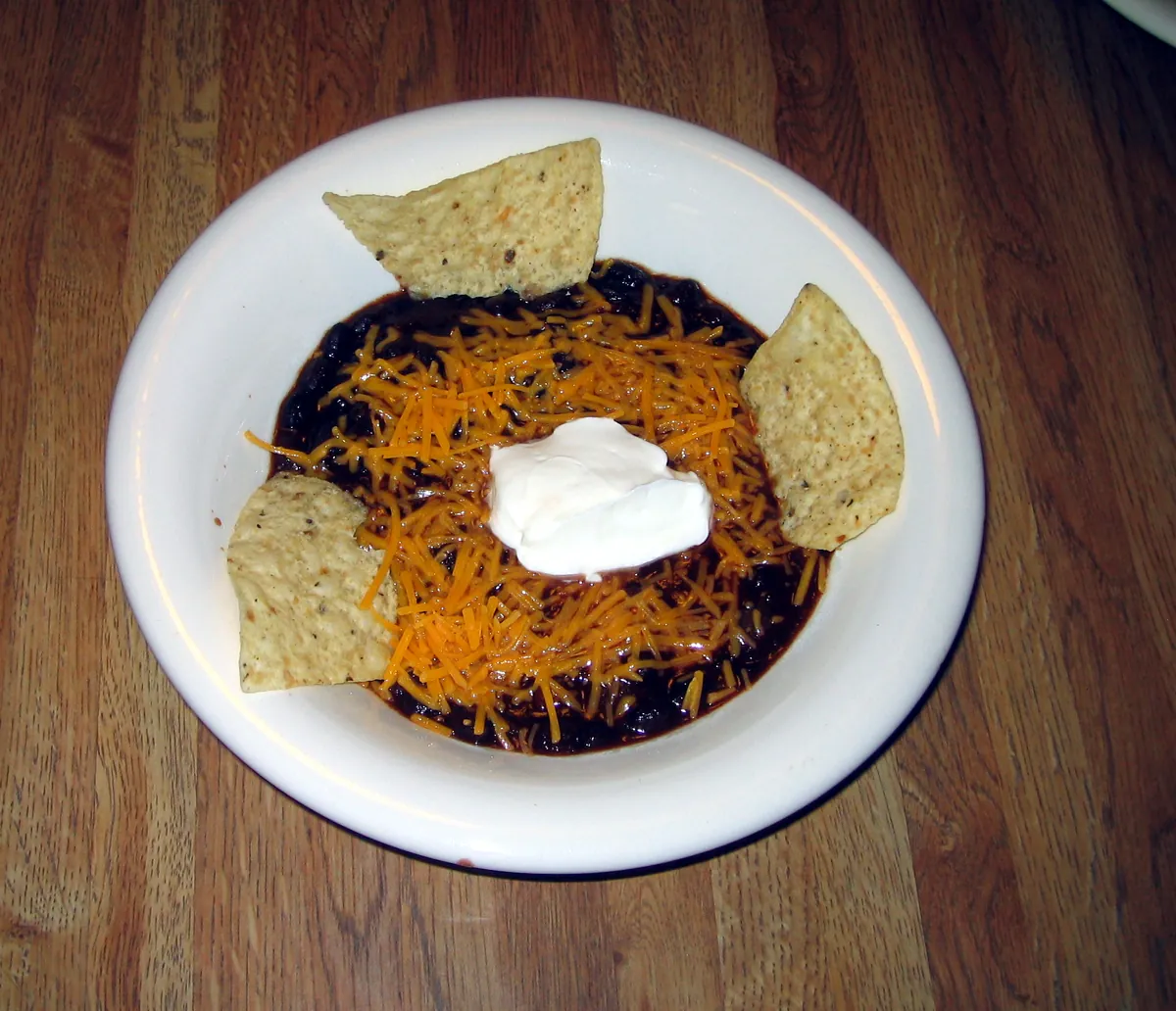Chili de alubias negras en cuenco como referencia editorial